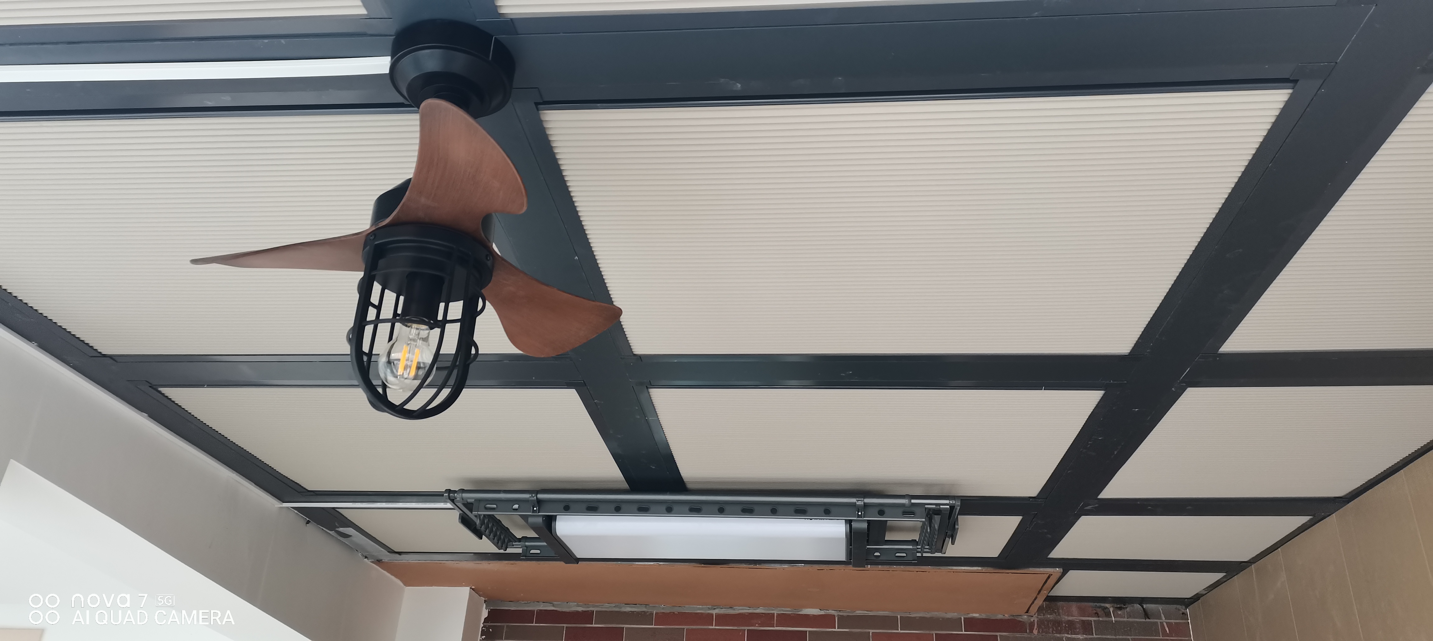 蜂巢帘安装现场 (1).jpg