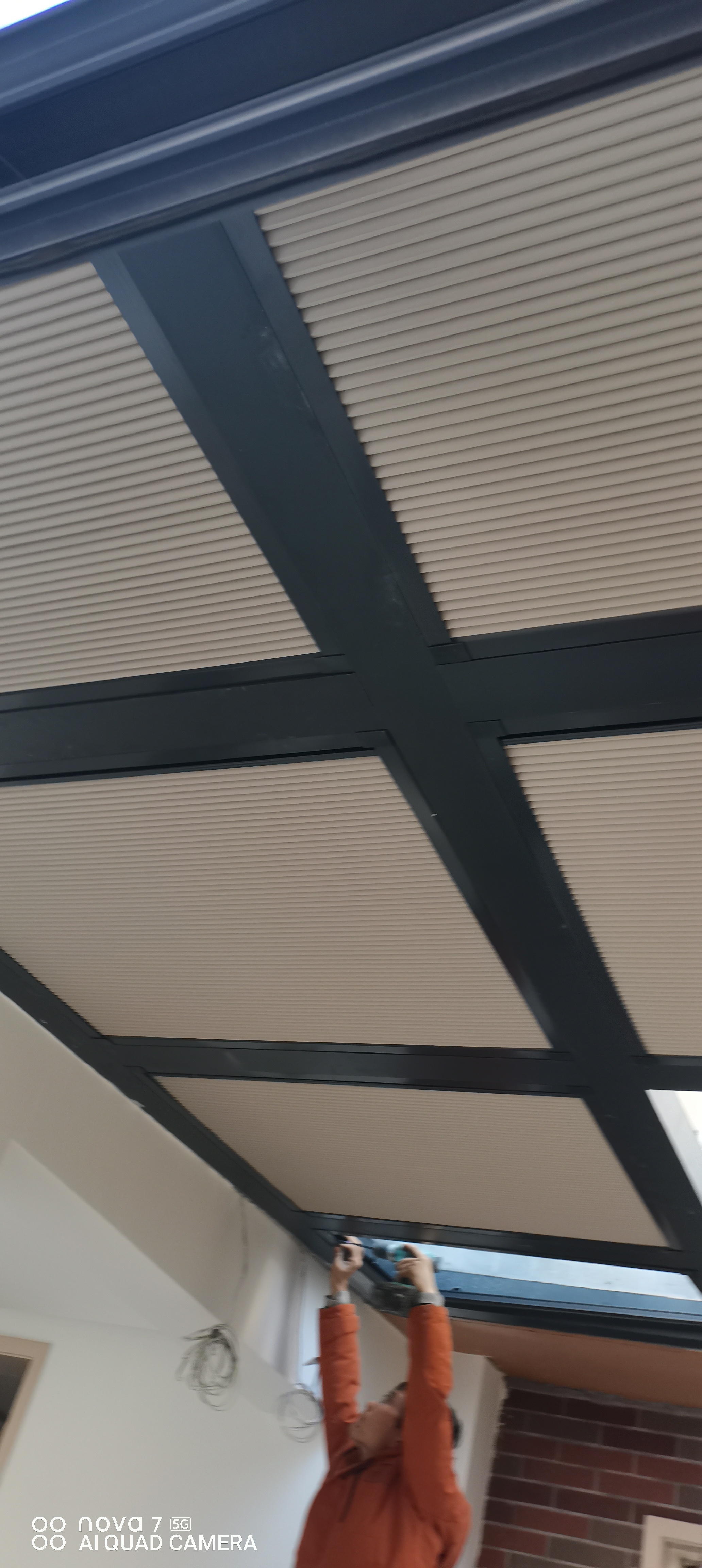 蜂巢帘安装现场 (2).jpg