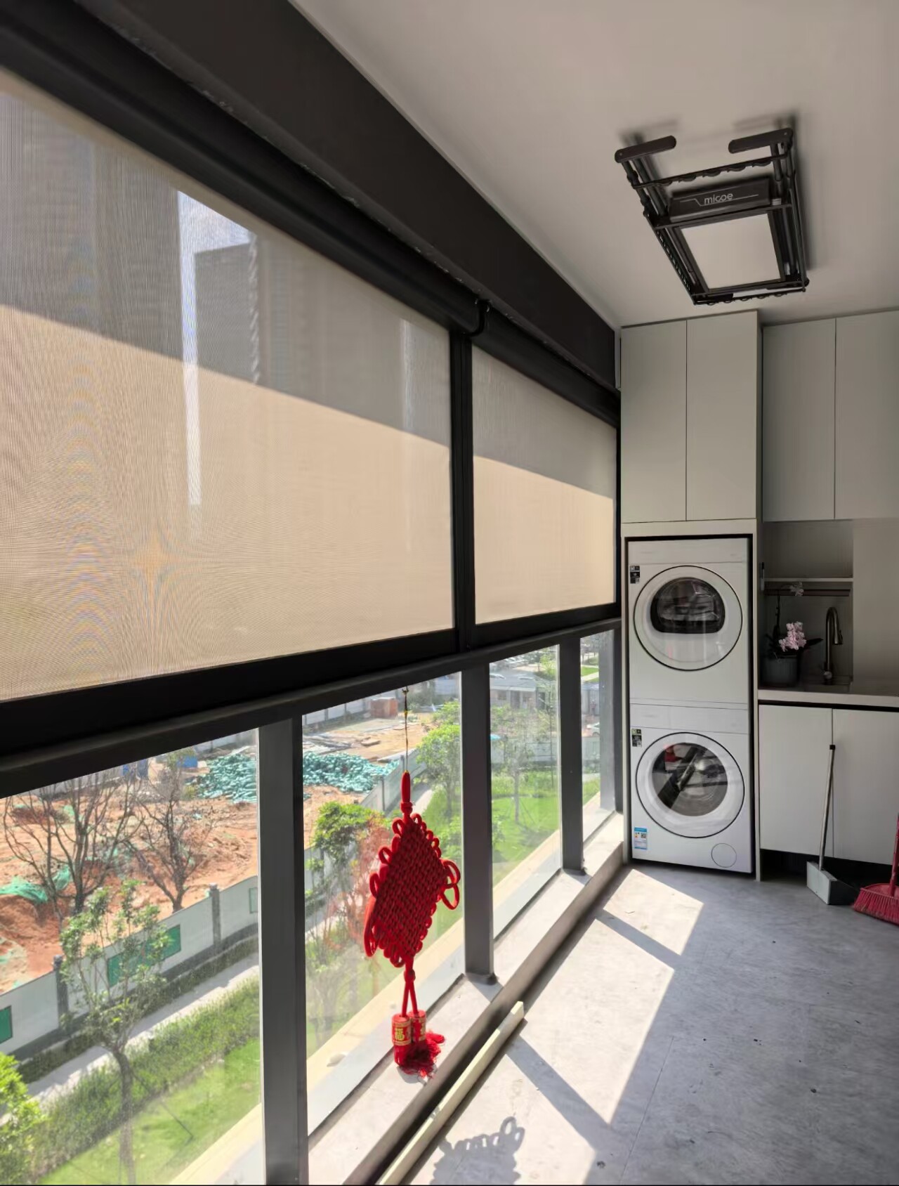 高层阳台定制的半透防晒卷帘 (1).jpg