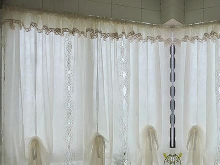  海口布斯窗帘店上门安装曲线造型与矮而宽的窗户窗帘经验(图3)