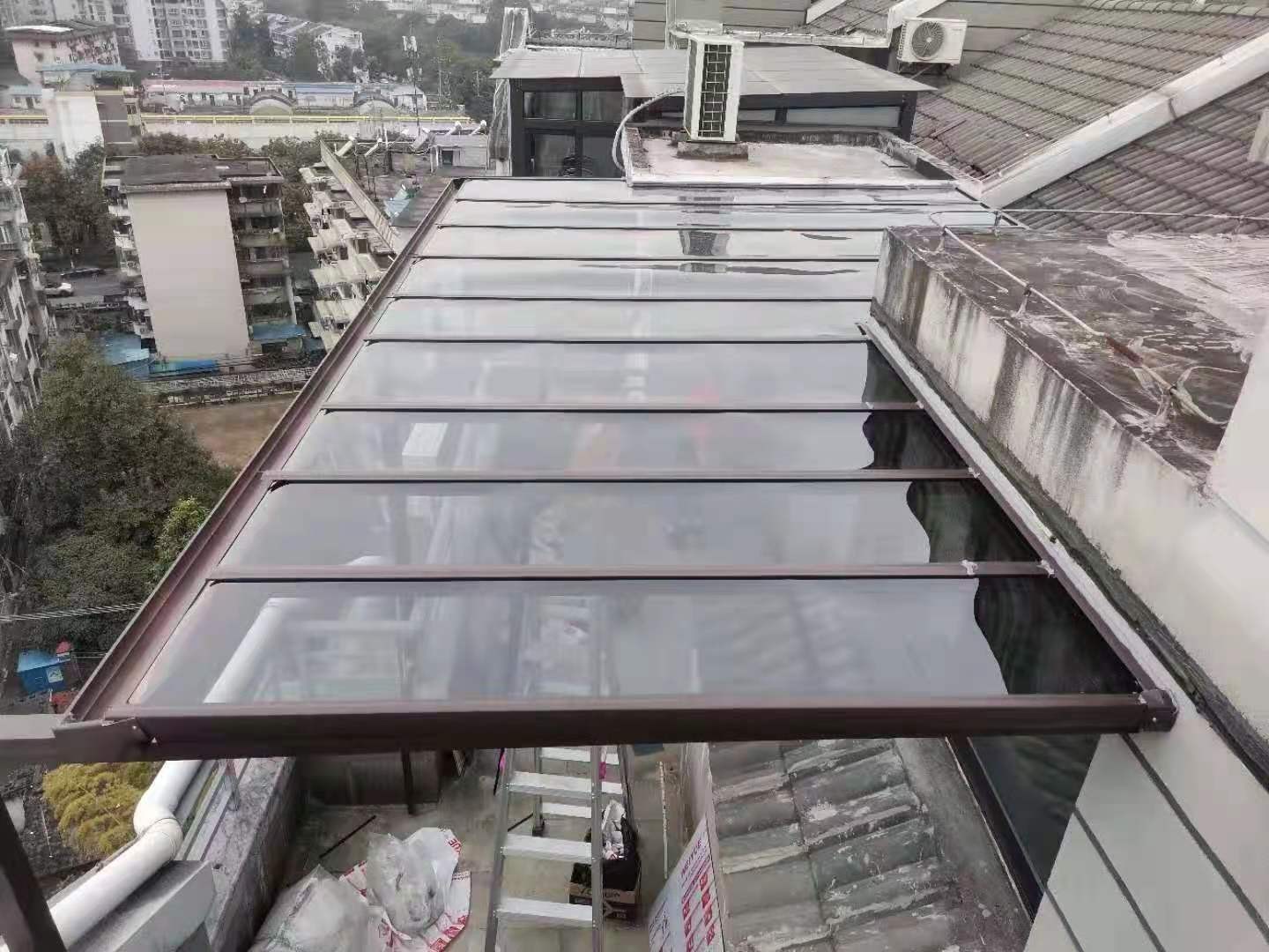 屋顶铝合金遮阳棚安装(图1)