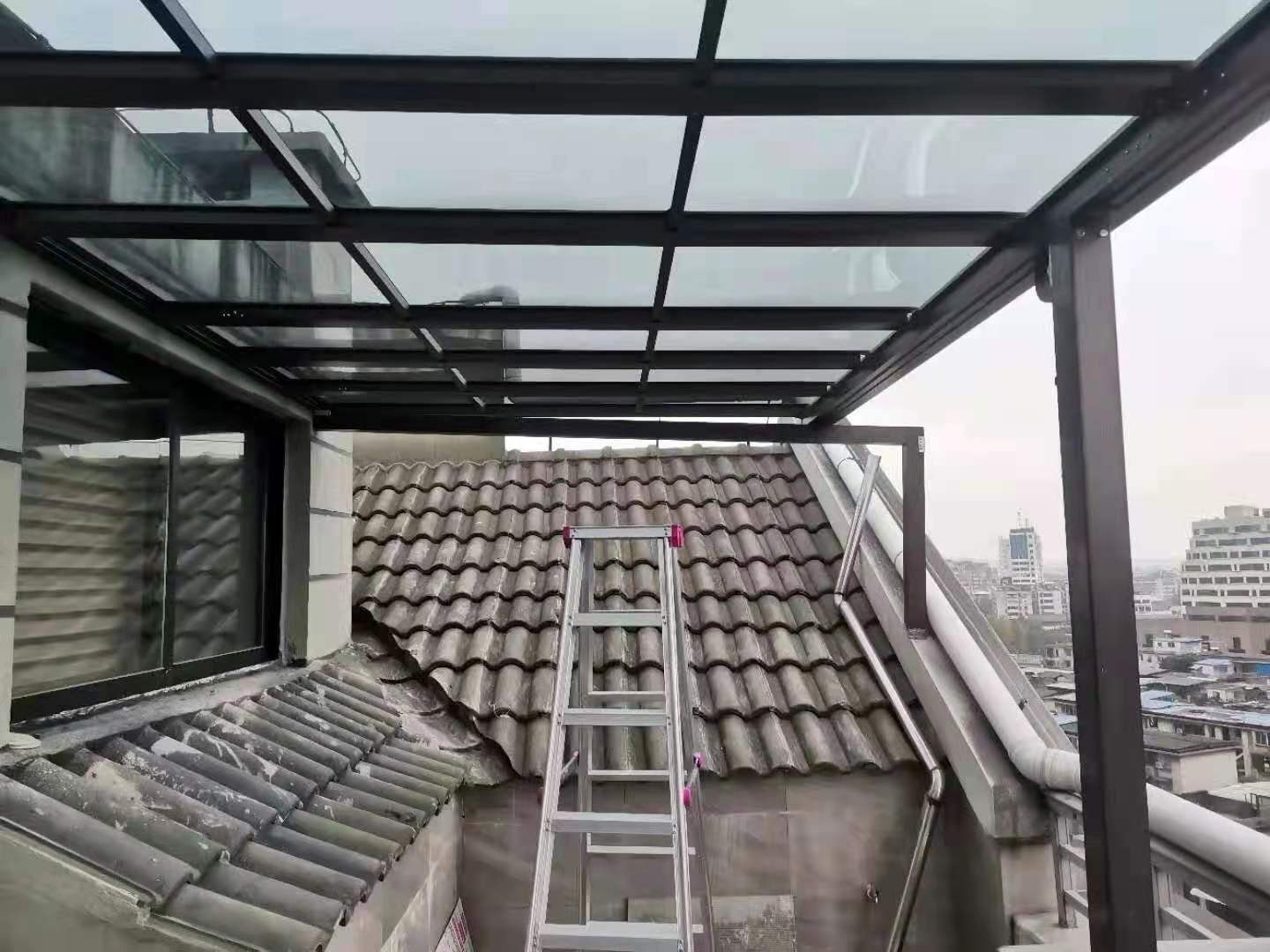 屋顶铝合金遮阳棚安装(图2)